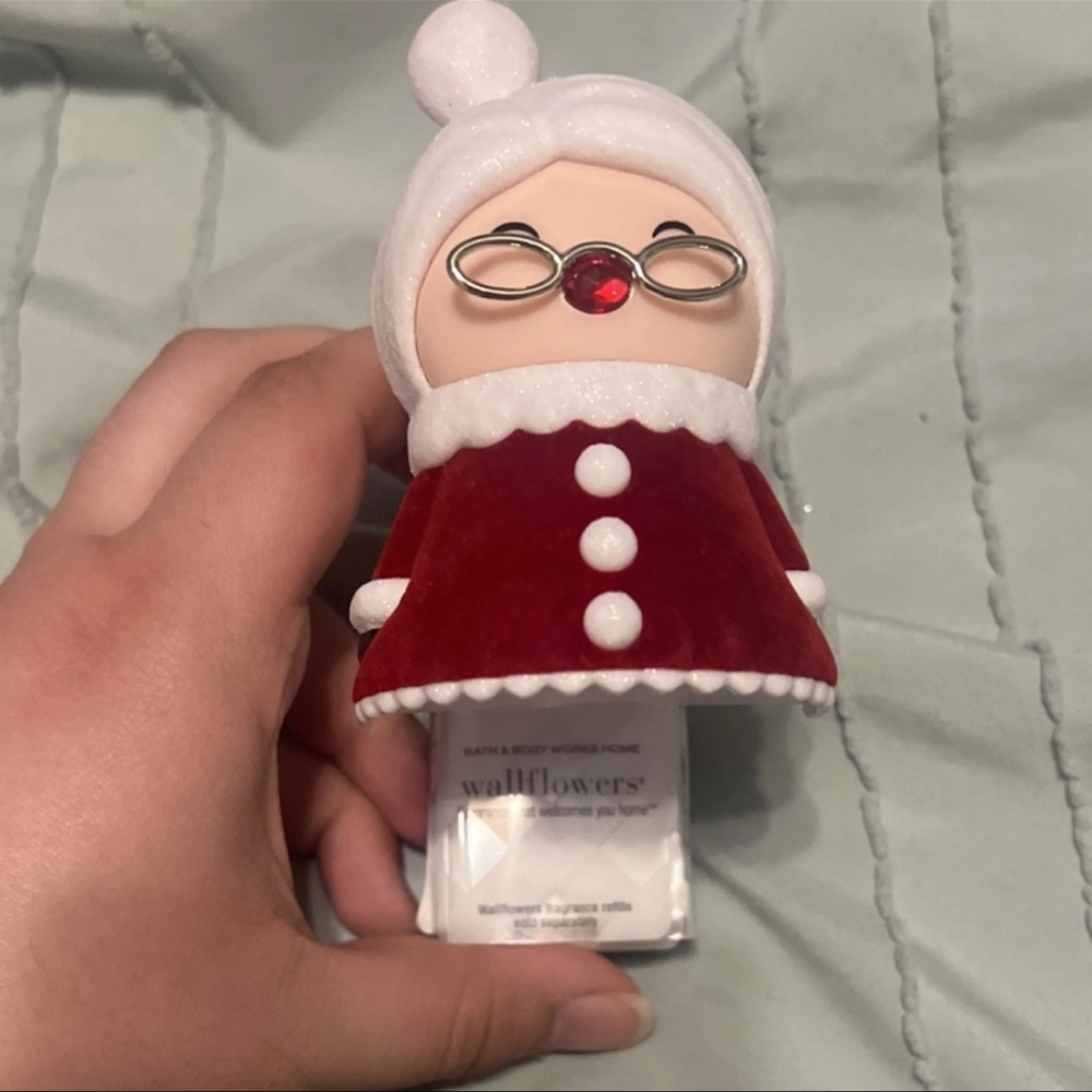 Bath and Body Works Mrs. Claus Wallflower Plug-In Holder